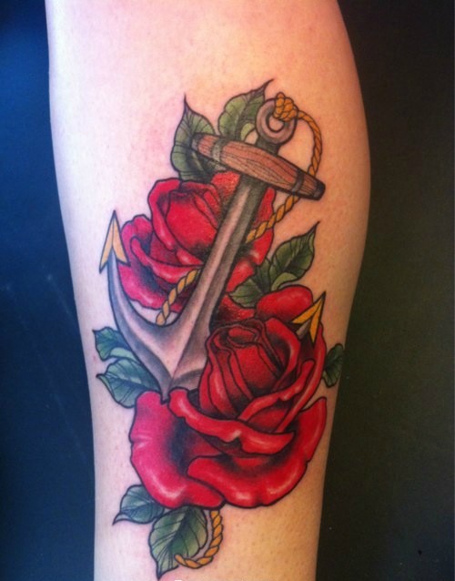 浪漫的船锚和红色玫瑰手臂纹身图案