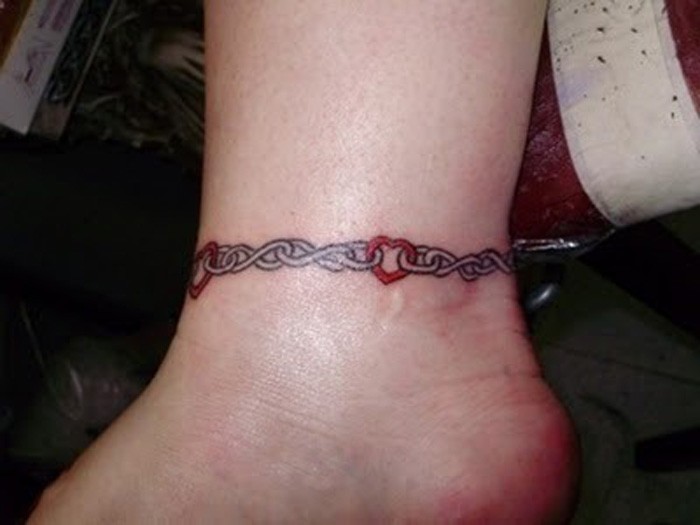 脚踝红色心形和铁链纹身图案