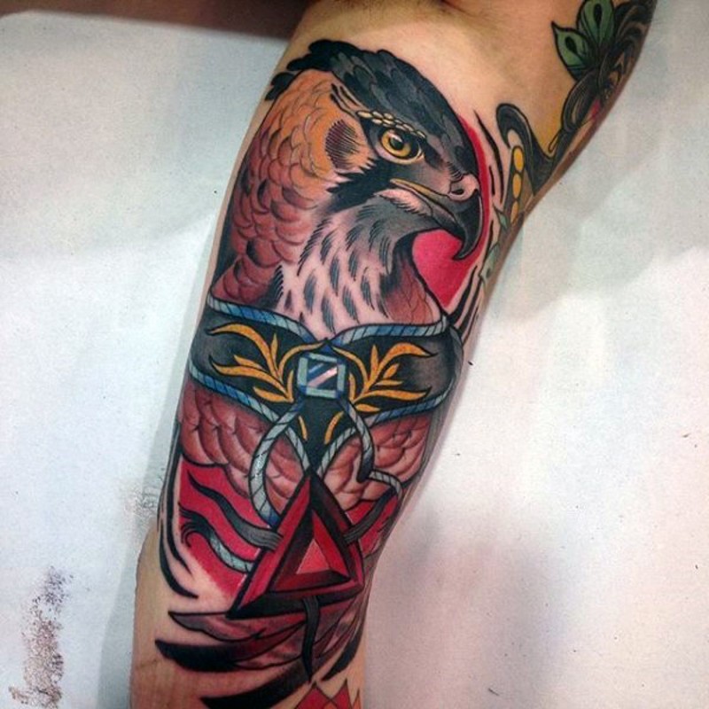 漂亮的彩色光荣鹰手臂纹身图案