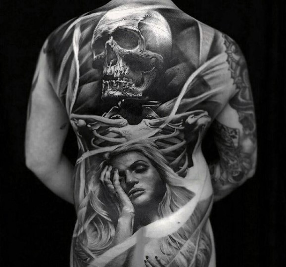 背部插画风格的黑灰骷髅与天使纹身图案