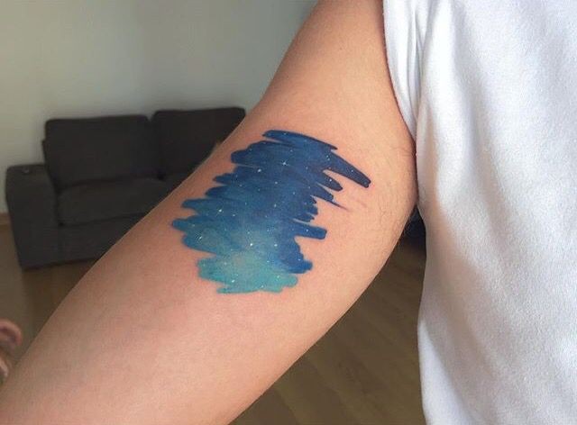 手臂蓝色的夜空小清新纹身图案