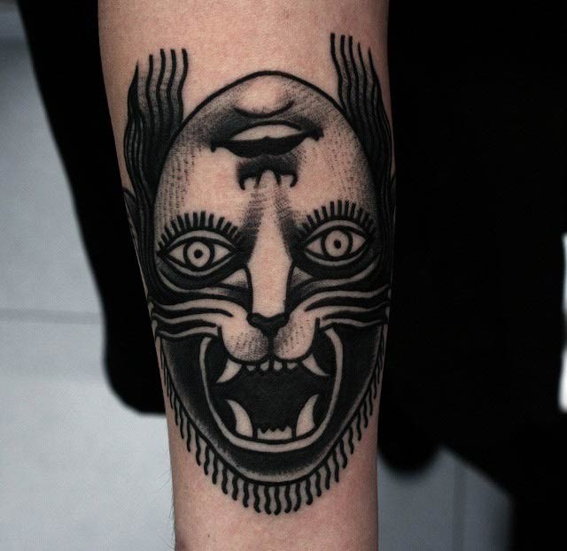 黑色点刺神秘半人半狮脸手臂纹身图案