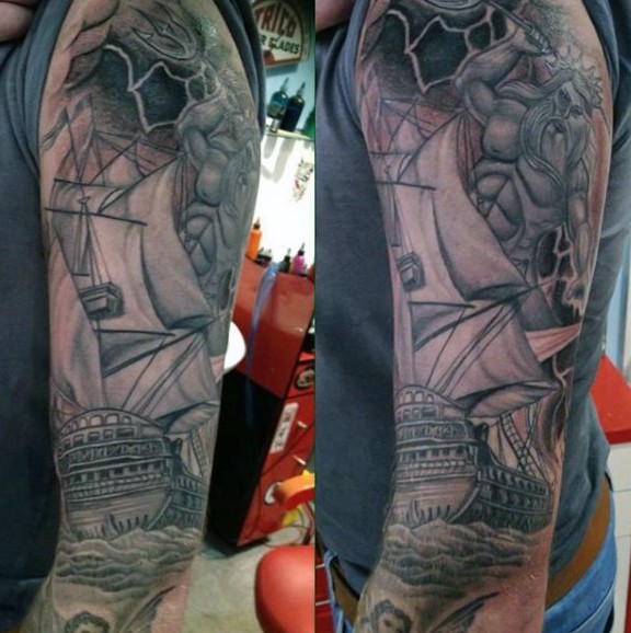 难以置信的黑色波塞冬与帆船手臂纹身图案