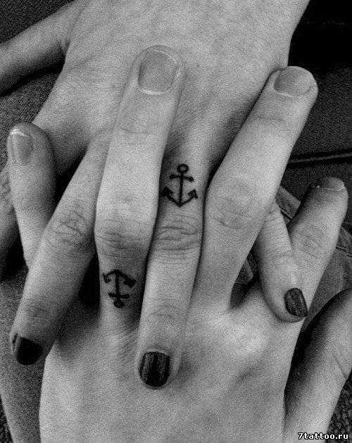 情侣手指小小的黑色船锚纹身图案