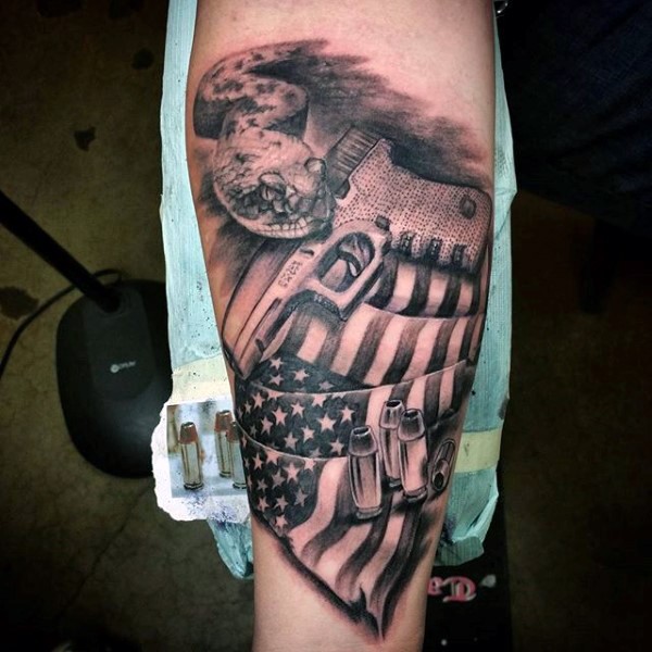 手臂美国国旗与手枪和蛇纹身图案