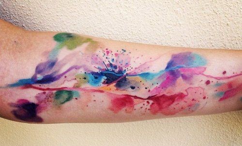 手臂水彩画风格的抽象花卉纹身图案