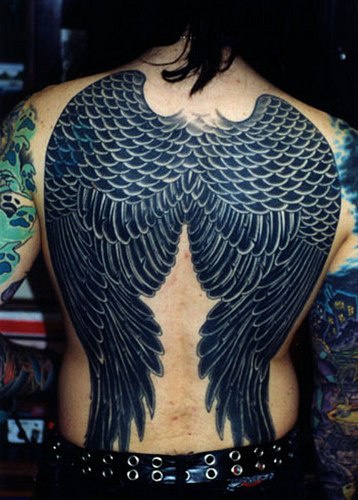 背部黑色个性的天使翅膀纹身图案