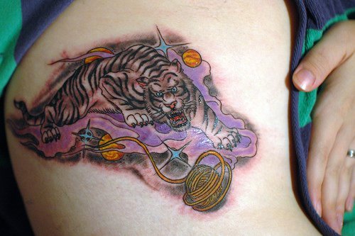 侧肋彩色的爬行老虎纹身图案