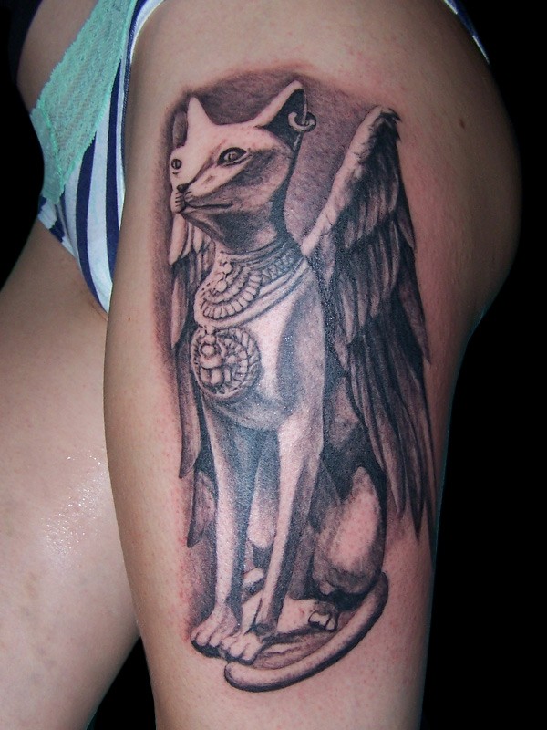 大腿3D华丽的黑色埃及猫雕像和翅膀纹身图案