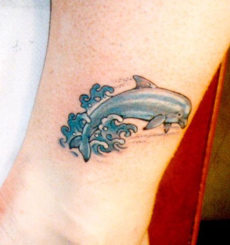 脚踝蓝色的小海豚纹身图案