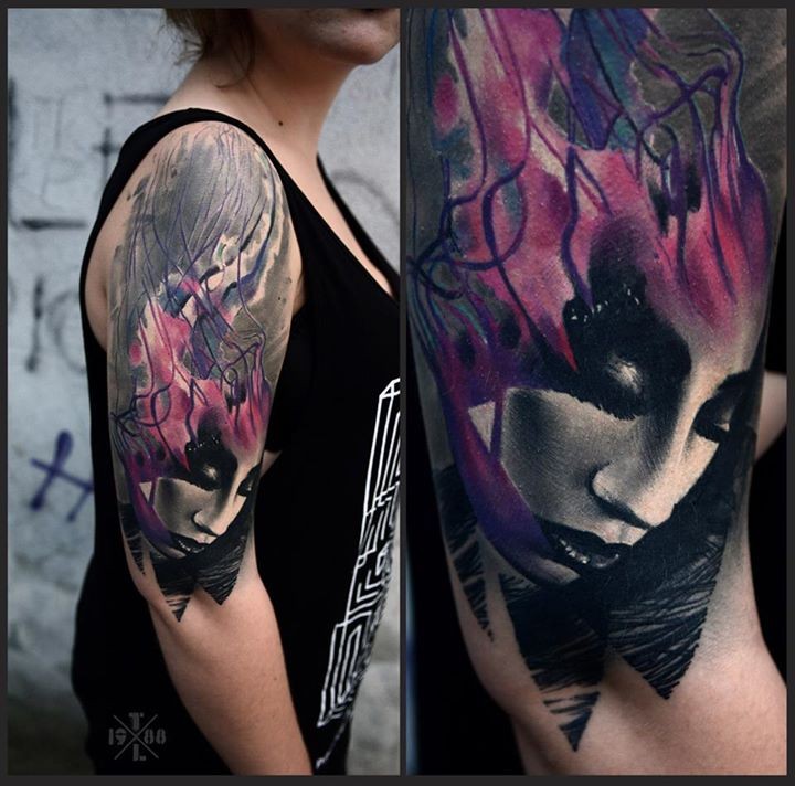 大臂抽象风格的彩色神秘女人肖像纹身图案