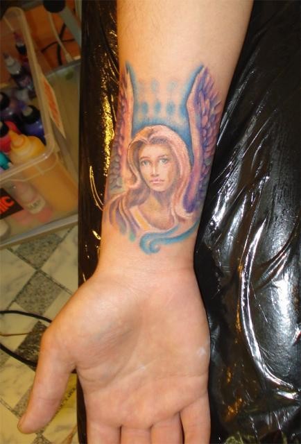 手腕上水彩天使女孩纹身图案