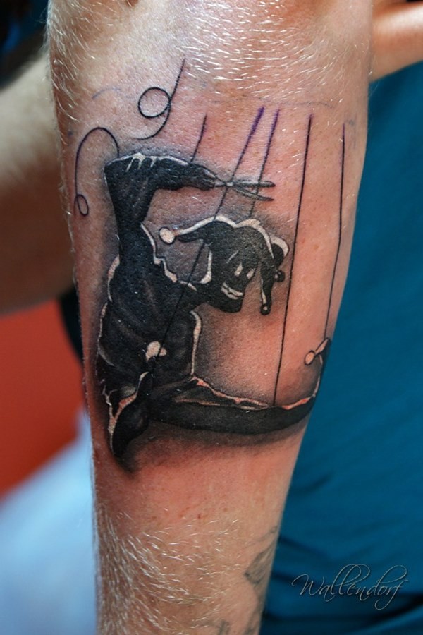 卡通风格的黑色怪物小丑手臂纹身图案