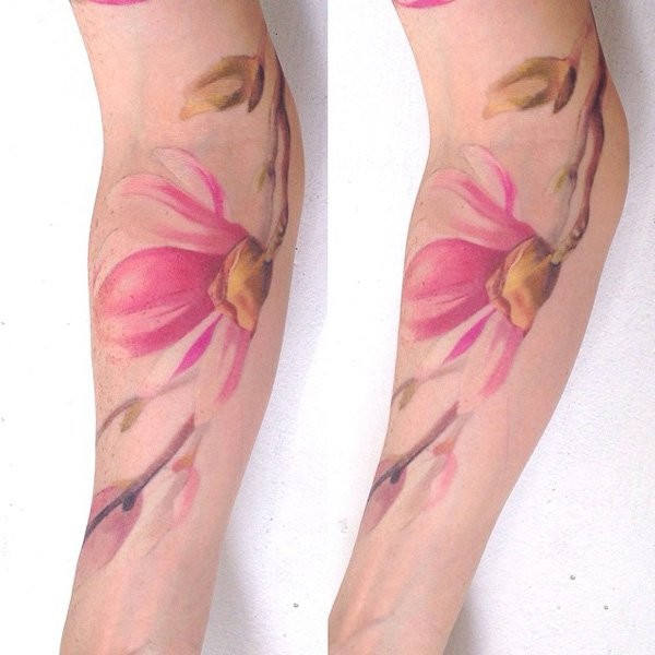 彩色插画风格粉红色花朵手臂纹身图案