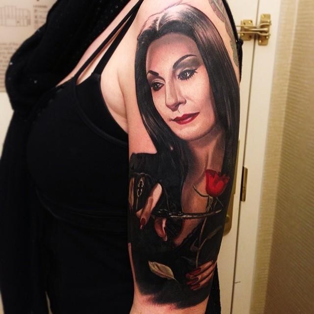 手臂美妙的写实彩色女性肖像与剪刀玫瑰纹身图案