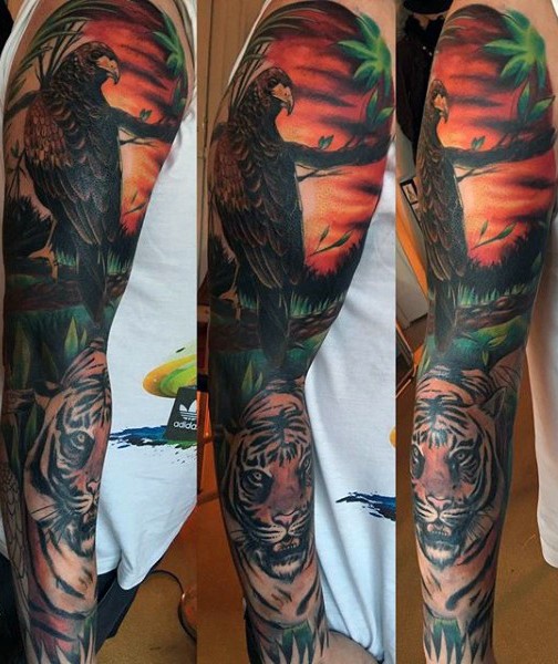 手臂丰富多彩的野外环境老虎和鹰纹身图案