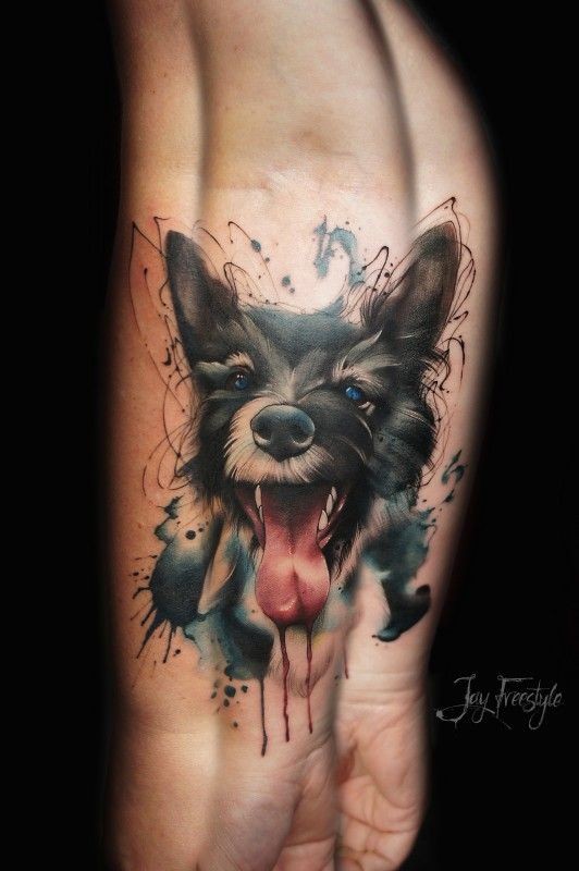 手臂上的彩色泼墨狗头像纹身图案