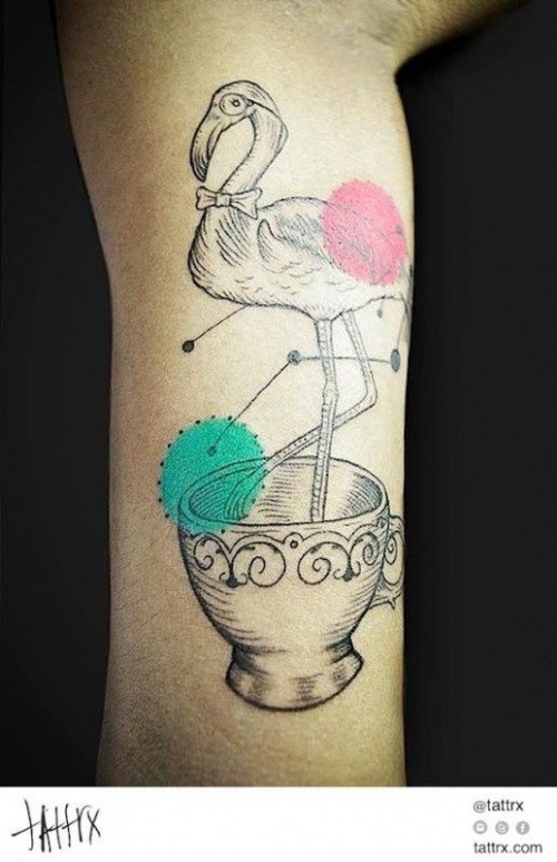 手臂有趣的火烈鸟茶杯和五彩圆圈纹身图案