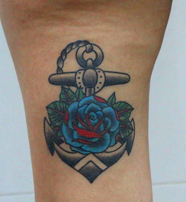 大腿上的蓝玫瑰和船锚纹身图案
