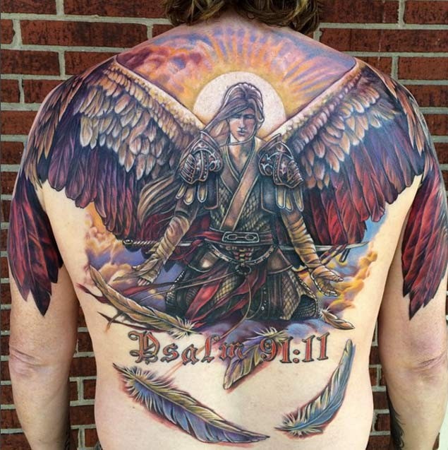 背部3D彩色的天使战士和羽毛字符纹身图案