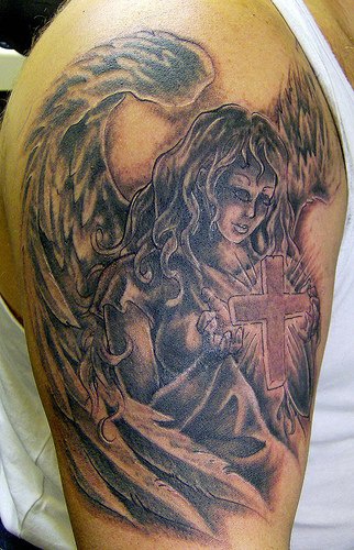 带着翅膀的女人和十字架手臂纹身图案