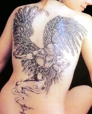 背部精致翅膀的天使纹身图案
