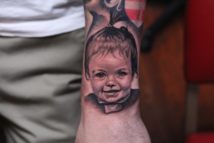 写实的美国婴儿肖像手臂纹身图案