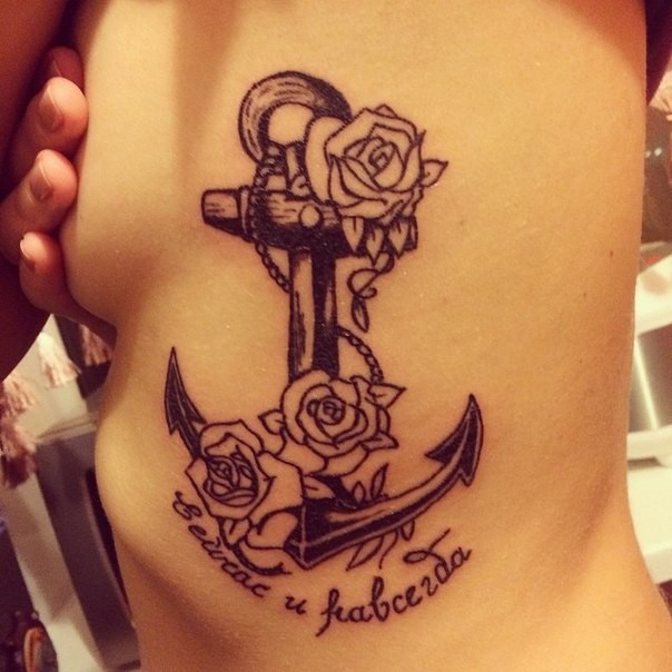 黑白船锚与玫瑰字母侧肋纹身图案