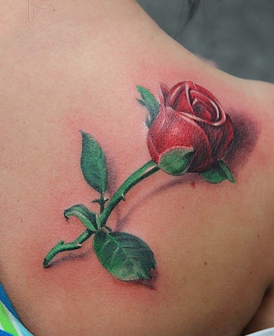 背部令人惊叹的3D逼真红玫瑰纹身图案