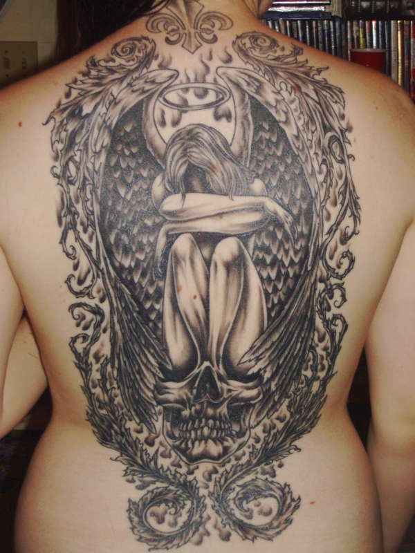 哭泣的天使和藤蔓满背纹身图案