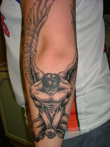 手臂上的裸体男天使纹身图案