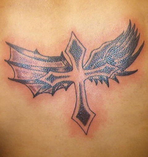 蝙蝠翅膀和十字架纹身图案