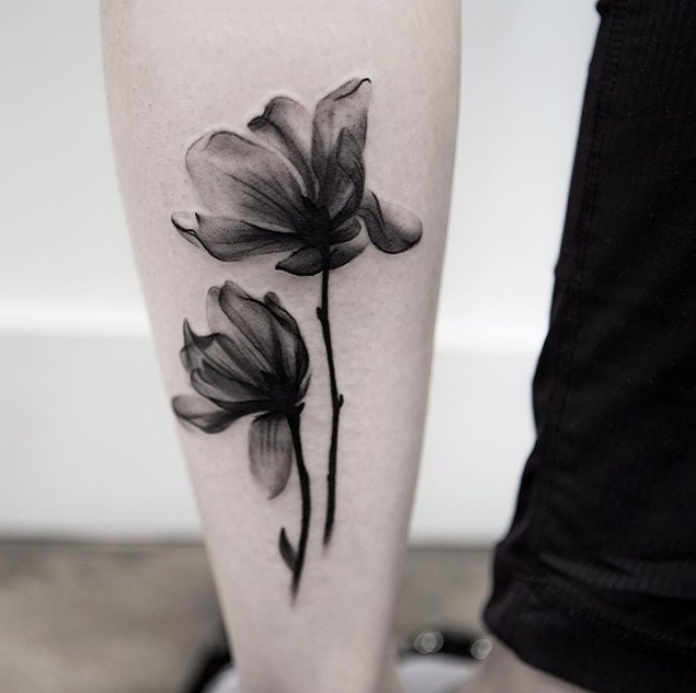 小腿3D风格自然的黑色两朵花纹身图案