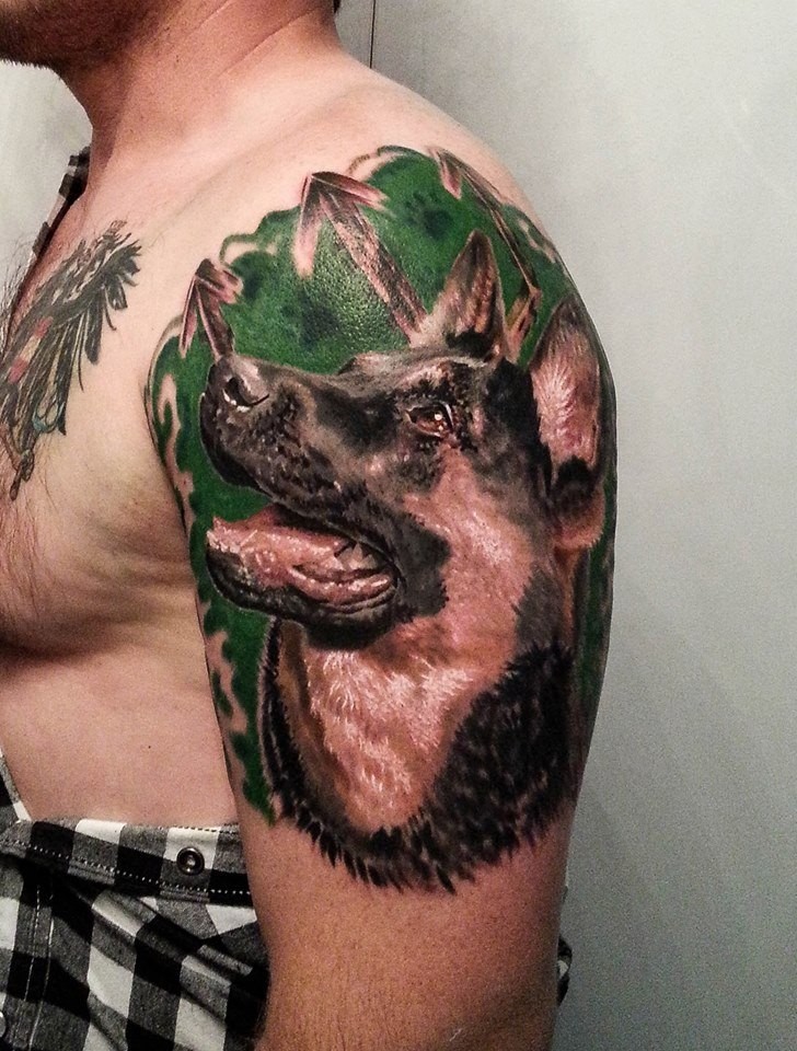 手臂写实的德国牧羊犬头像彩色纹身图案