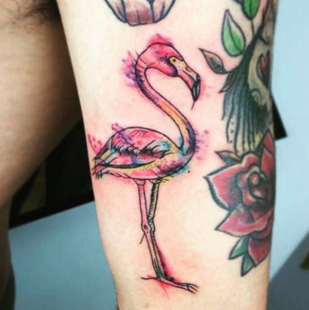 水彩画风格的彩色火烈鸟手臂纹身图案
