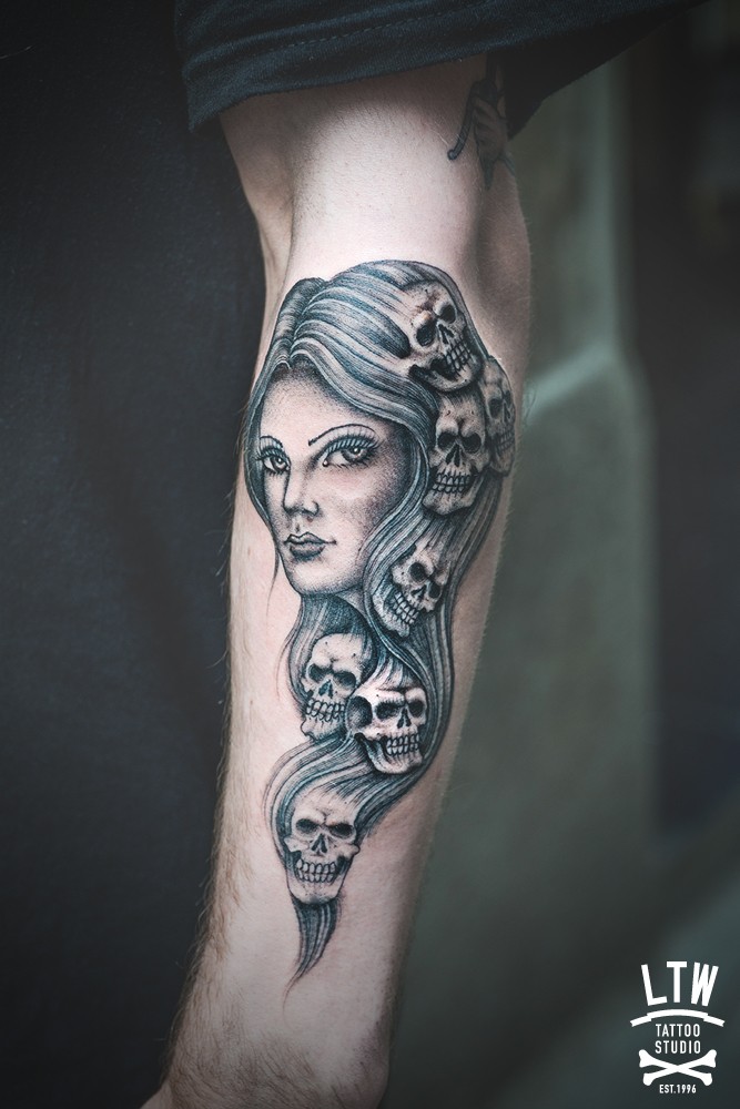 手臂简单手绘女人与骷髅纹身图案