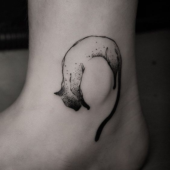 简单的黑色点刺小猫脚踝纹身图案
