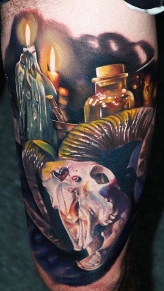 大腿3D彩色的山羊头骨蜡烛和瓶子纹身图案