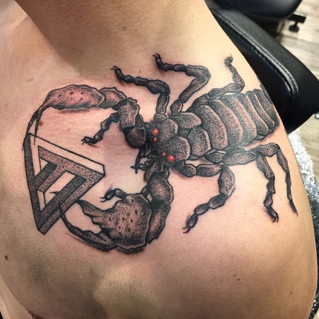 肩部3D彩色的神秘恶魔蝎子和几何纹身图案