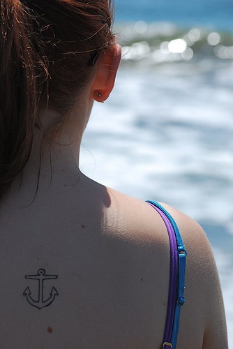 背部简约的黑色船锚纹身图案