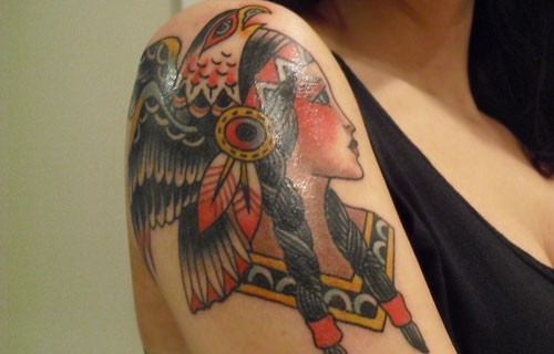 手臂彩色美洲土著女孩与鹰纹身图案