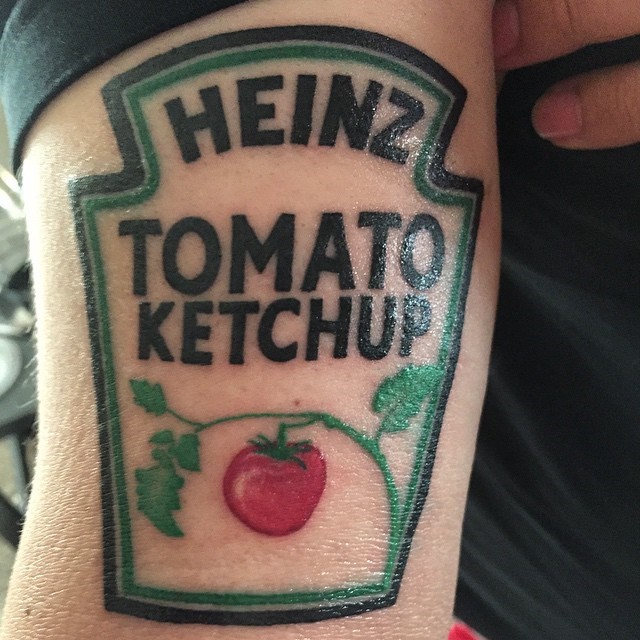 有趣的彩色番茄酱标签个性手臂纹身图案