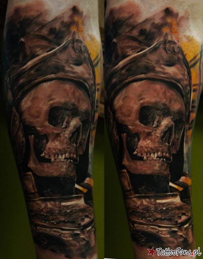 手臂彩色海盗骷髅与头盔纹身图案