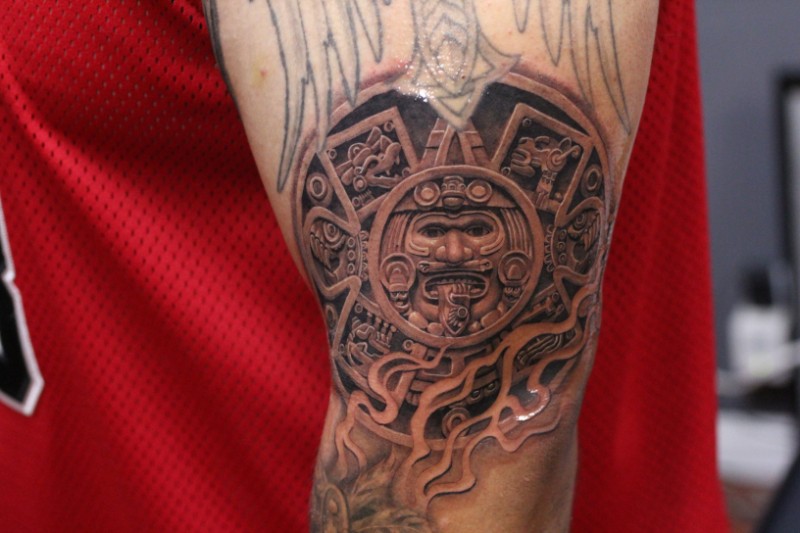 手臂写实的阿兹特克经典标志纹身图案