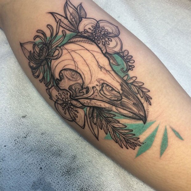 素描风格彩色鸟头骨与花朵手臂纹身图案