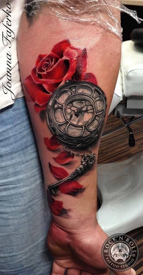 手臂3D风格的红色玫瑰与机械时钟钥匙纹身图案