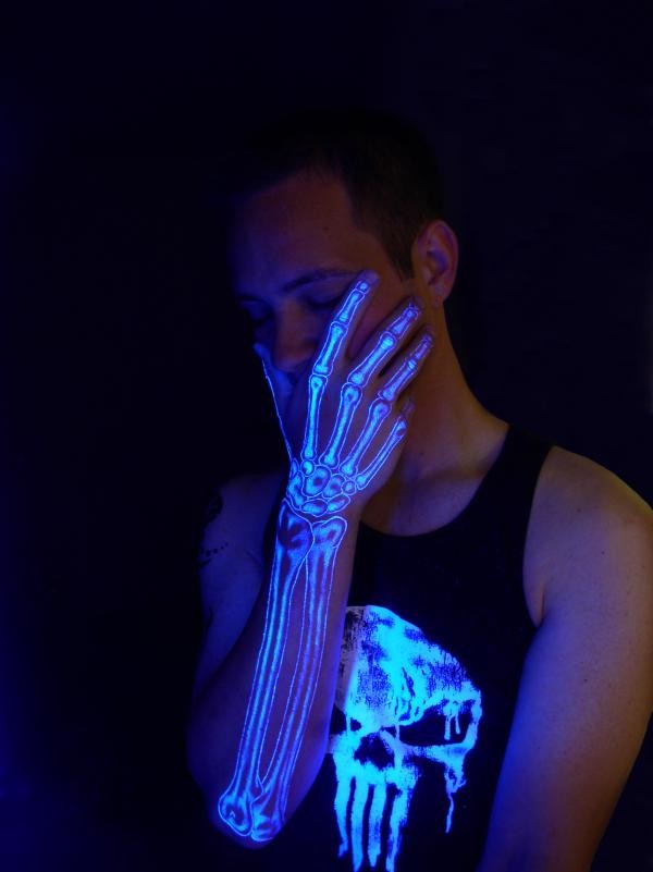 手臂惊人的荧光骨骼纹身图案