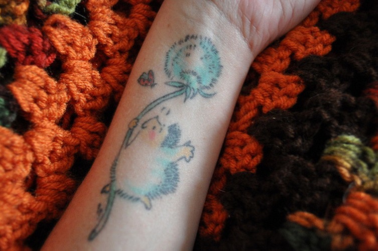 手腕可爱的小刺猬和蒲公英卡通纹身图案