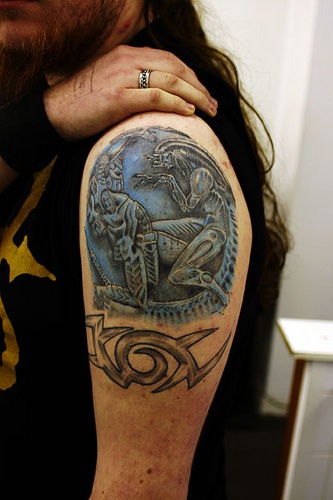 手臂彩色的异形大战铁血战士纹身图案