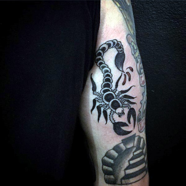 手臂个性独特的黑色蝎子纹身图案